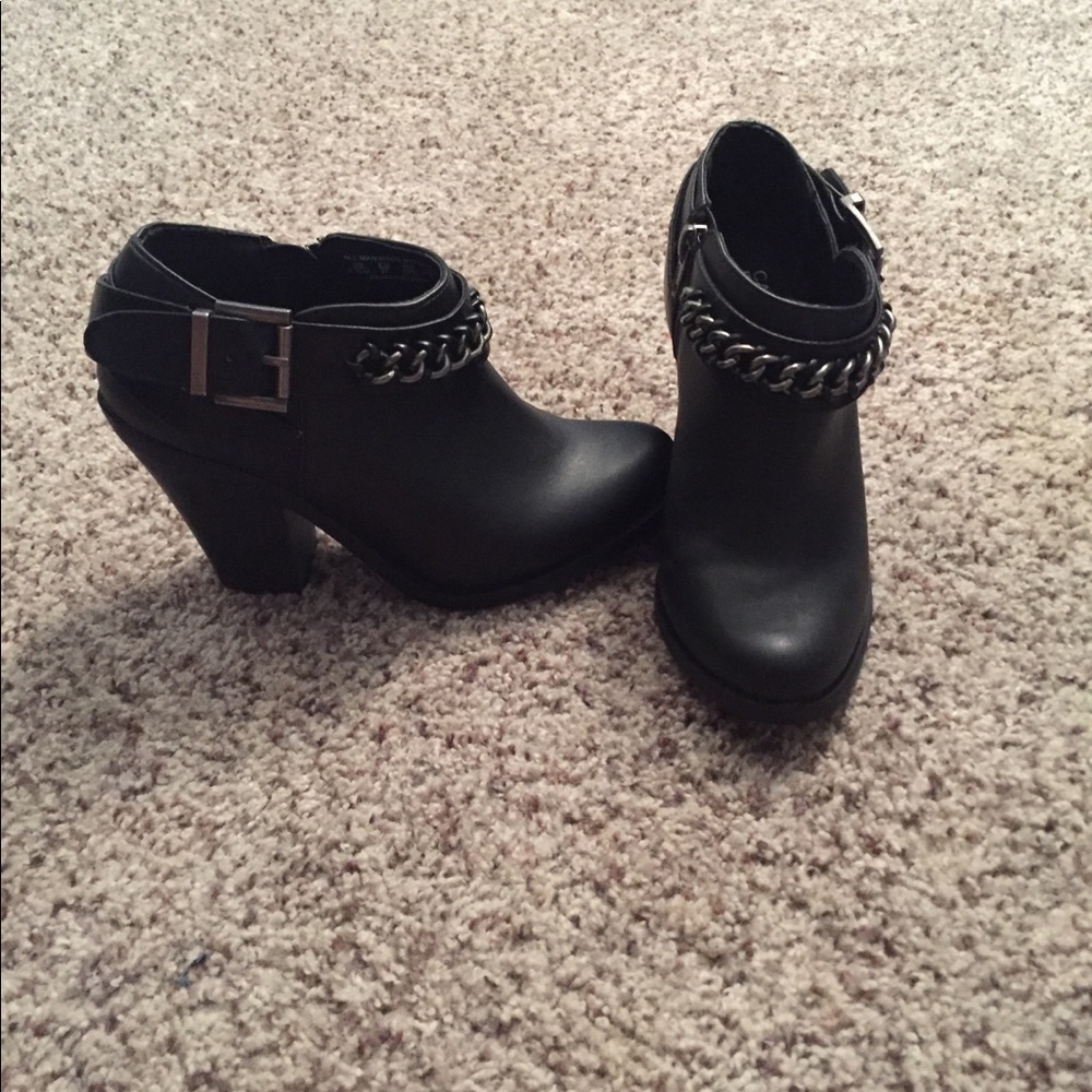 Adorable booties with chain and buckle
